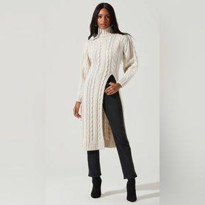 NWOT ASTR EVANGELINA CABLE KNIT TURTLENECK HI SLIT SWEATER